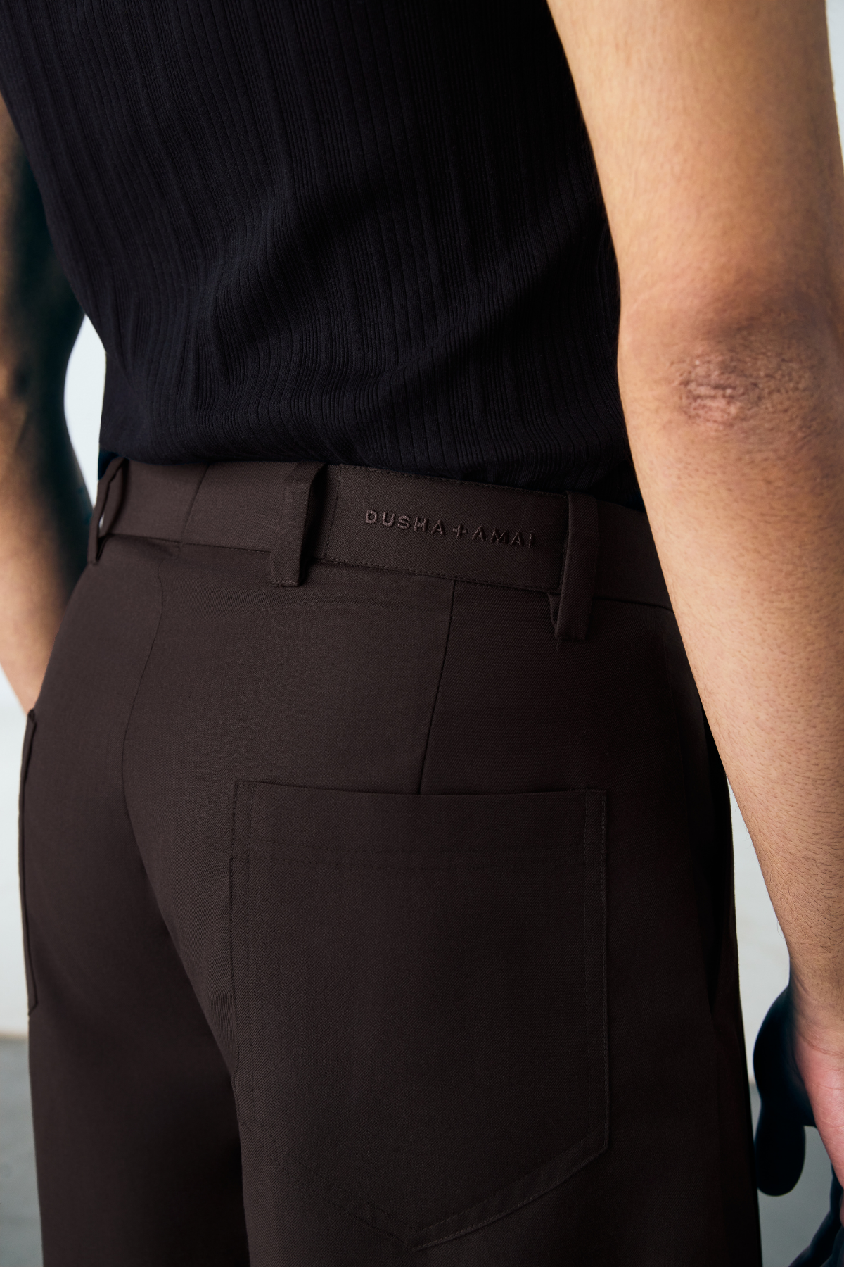 FORM SHORTS - DEEP BROWN